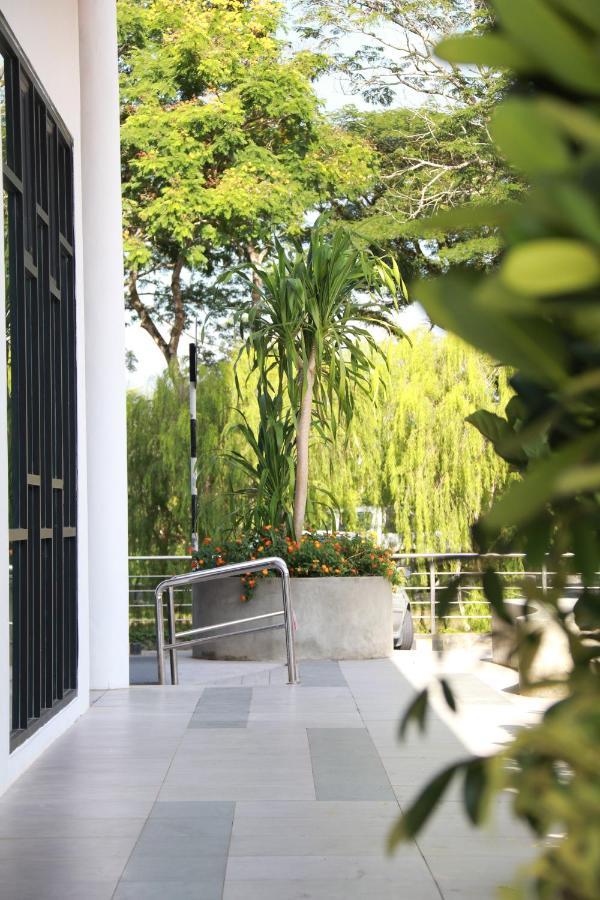 Otel Hotel Suite Sibu Exteriör bild